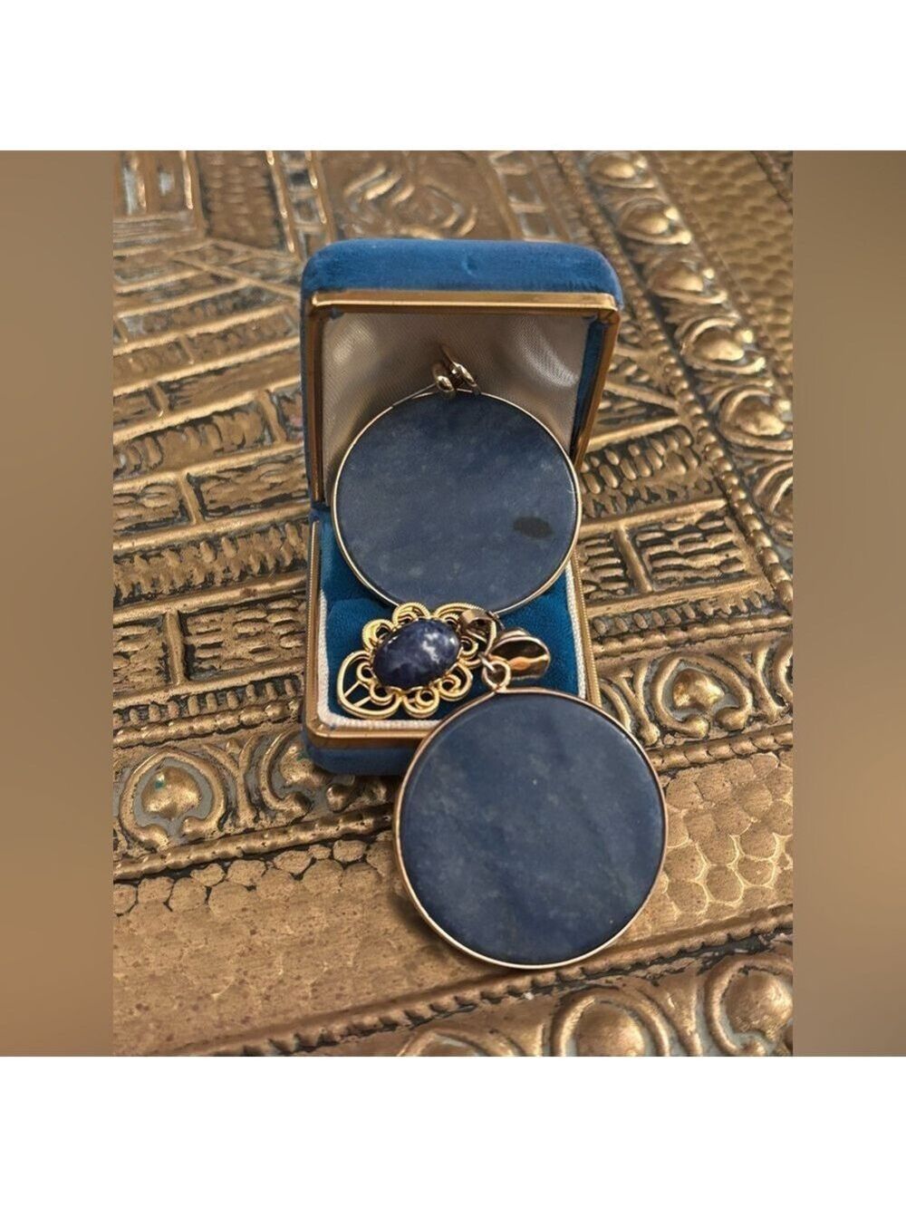 💙 Vintage Sodalite Gold Tone Pendant Necklace • Ornate Timeless Filigree Setting - Picture 10 of 11